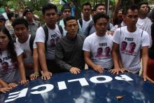 Myanmar journalists stand in front of a police vehicle transporting Reuters journalists Wa Lone and Kyaw Soe Oo to Insein prison after the court verdict in Yangon, Myanmar, September 3, 2018. PHOTO BY REUTERS/Myo Kyaw Soe