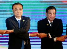 Chinese Premier Li Keqiang and Philippines President Rodrigo Duterte pose for photo during the ASEAN Plus Three Summit in Vientiane, Laos, September 7, 2016. PHOTO BY REUTERS/Soe Zeya Tun