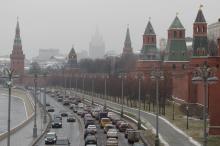 Vehicles drive past the wall and towers of the Kremlin in central Moscow, Russia, November 29, 2017. PHOTO BY REUTERS/Maxim Shemetov