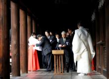 A group of lawmakers including Japan's ruling Liberal Democratic Party (LDP) lawmaker Hidehisa Otsuji (3rd from R) sip sake as a ritual after offering prayers at the Yasukuni Shrine in Tokyo, Japan, October 18, 2016. PHOTO BY REUTERS/Kim Kyung-Hoon