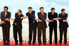 (L to R) Thailand's Prime Minister Prayuth Chan-ocha, Vietnamese Prime Minister Nguyen Xuan Phuc, Chinese Premier Li Keqiang, Laos Prime Minister Thongloun Sisoulith, Philippines President Rodrigo Duterte and Brunei's Sultan Hassanal Bolkiah pose for photo during the ASEAN-China Summit in Vientiane, Laos September 7, 2016. PHOTO BY REUTERS/Soe Zeya Tun