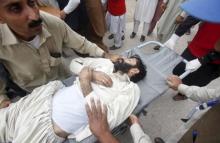 Rescue workers move a man, who was injured during an earthquake, at the Lady Reading hospital in Peshawar, Pakistan, October 26, 2015. PHOTO BY REUTERS/Fayaz Aziz