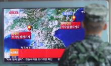 A South Korean soldier watches a TV broadcasting a news report on Seismic activity produced by a suspected North Korean nuclear test, at a railway station in Seoul, South Korea, September 9, 2016. PHOTO BY REUTERS/Kim Ju-sung
