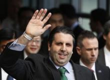 U.S. ambassador to South Korea Mark Lippert waves as he leaves a hospital in Seoul, March 10, 2015. PHOTO BY REUTERS/Kim Hong-Ji