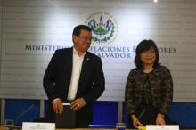 El Salvador's Foreign Minister Hugo Martinez and Taiwan's Ambassador to El Salvador Florencia Hsie participate in a news conference in San Salvador, El Salvador, June 13, 2017. PHOTO BY REUTERS/Jose Cabezas