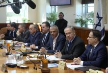 Israeli Prime Minister Benjamin Netanyahu (2nd R) attends a weekly cabinet meeting in Jerusalem, February 19, 2017. PHOTO BY REUTERS/Dan Balilty