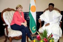 German chancellor Angela Merkel speaks with Nigerian President Mahamadou Issoufou upon her arrival in Niamey, Niger, October 10, 2016. PHOTO BY REUTERS/Tagaza Djibo