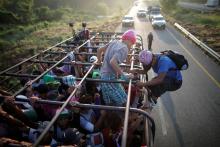Migrants, part of a caravan of thousands from Central America en route to the United States, hitchhike on a truck along the highway to Arriaga from Pijijiapan, Mexico, October 26, 2018. PHOTO BY REUTERS/Ueslei Marcelino