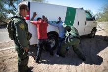 Border Patrol agents arrest migrants who crossed the U.S.-Mexico border in the desert near Ajo, Arizona, U.S., September 11, 2018. PHOTO BY REUTERS/Lucy Nicholson
