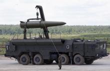 Russian servicemen equip an Iskander tactical missile system at the Army-2015 international military-technical forum in Kubinka, outside Moscow, Russia, June 17, 2015. PHOTO BY REUTERS/Sergei Karpukhin