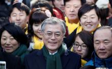 Moon Jae-in (C), former human rights lawyer and presidential candidate of the main opposition Democratic United Party, attends a campaign encouraging people to vote, in Seoul, South Korea December 19, 2012. PHOTO BY REUTERS/Kim Hong-Ji
