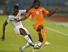 Ghana's Mubarak Wakaso (L) challenges Ivory Coast's Gervinho during the final of the 2015 African Cup of Nations soccer tournament in Bata, February 8, 2015. PHOTO BY REUTERS/Mike Hutchings 