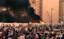 Muslim worshippers gather after a suicide bomber detonated a device near the security headquarters of the Prophet's Mosque in Medina, Saudi Arabia, July 4, 2016. PHOTO BY REUTERS
