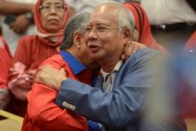 Ousted Malaysian Prime Minister Najib Razak (R) is hugged by Ahmad Zahid Hamid, former deputy prime minister, during a news conference in Kuala Lumpur, Malaysia, May 12, 2018. PHOTO BY REUTERS/Stringer