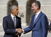 U.S. President Barack Obama is welcomed by Spain's King Felipe (R) at the Royal Palace in Madrid, Spain, July 10, 2016. PHOTO BY REUTERS/Andrea Comas