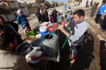 Iraqi people collect water in Mosul, Iraq, December 3, 2016. PHOTO BY REUTERS/Alaa Al-Marjani