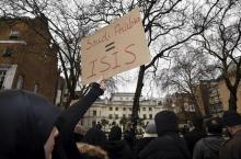 A protester holds a placard during a demonstration against the execution of Shi'ite cleric Sheikh Nimr al-Nimr in Saudi Arabia, outside the Saudi Arabian Embassy in London, Britain, January 3, 2016. PHOTO BY REUTERS/Toby Melville