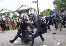 Police scuffle with a demonstrator as they try to apprehend him during a rally in Baton Rouge, Louisiana U.S., July 10, 2016. PHOTO BY REUTERS/Shannon Stapleton