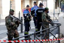 French police and soldier secure a street near the Saint-Charles train station after French soldiers shot and killed a man who stabbed two women to death at the main train station in Marseille, France, October 1, 2017. PHOTO BY REUTERS/Jean-Paul Pelissier