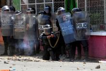 Riot police fire rubber bullets during a protest against the reforms that implement changes to the pension plans of the Nicaraguan Social Security Institute (INSS) in Managua, Nicaragua, April 19, 2018. PHOTO BY REUTERS/Oswaldo Rivas