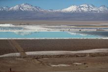  Brine pools from a lithium mine, that belongs U.S.-based Albemarle Corp, is seen on the Atacama salt flat in the Atacama desert, Chile, August 16, 2018. PHOTO BY REUTERS/Ivan Alvarado