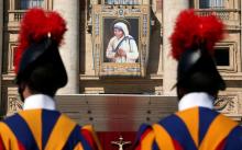Swiss Guards stand in front of a tapestry depicting Mother Teresa of Calcutta before a mass, celebrated by Pope Francis, for her canonisation in Saint Peter's Square at the Vatican, September 4, 2016. PHOTO BY REUTERS/Stefano Rellandini