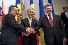 (R-L) Ukrainian President Petro Poroshenko, Moldovan Prime Minister Iurie Leanca and Polish President Bronislaw Komorowski pose for a picture during a meeting in Chisinau, November 20, 2014. PHOTO BY REUTERS/Mikhail Palinchak