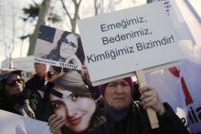 A woman holds a picture of Ozgecan Arslan during a protest against domestic violence, in Istanbul, February 21, 2015. PHOTO BY REUTERS/Murad Sezer