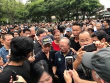 People crowd around former presidential candidate Tan Cheng Bock during a protest against the uncontested presidential election at Hong Lim Park in Singapore, September 16, 2017. PHOTO BY REUTERS/Fathin Ungku