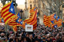 People wave Catalan Estelada flags and hold up a faux ballot box as they await the arrival of former Catalan President Artur Mas outside a court in Barcelona, Spain, February 6, 2017. PHOTO BY REUTERS/Albert Gea