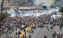 Demonstrators clash with riot police while ralling against Venezuela's President Nicolas Maduro's government in Caracas, Venezuela, April 10, 2017. PHOTO BY REUTERS/Christian Veron