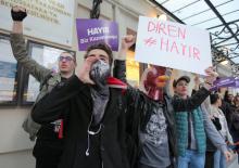 Anti-government demonstrators shout slogans during a protest in the Kadikoy district of Istanbul, Turkey, April 17, 2017. PHOTO BY REUTERS/Kemal Aslan