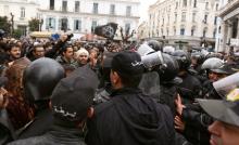 Tunisian protesters clash with riot police during demonstrations against rising prices and tax increases, in Tunis, Tunisia, January 12, 2018. PHOTO BY REUTERS/Zoubeir Souissi