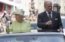 Britain's Queen Elizabeth and Prince Philip are driven past well-wishers during celebrations for the Queen's 90th birthday, in Windsor, Britain, April 21, 2016. PHOTO BY REUTERS/Toby Melville