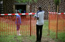 A resident speaks to a medical worker through a cordon ribbon, near the isolation facility prepared to receive suspected Ebola cases, at the Mbandaka General Hospital, in Mbandaka, Democratic Republic of Congo, May 20, 2018. PHOTO BY REUTERS/Kenny Katombe