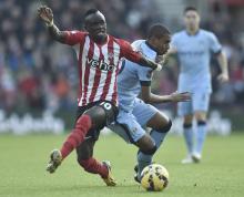 Southampton's Sadio Mane (L) is challenged by Manchester City's Fernandinho during their English Premier League soccer match at St Mary's Stadium in Southampton, southern England, November 30, 2014. PHOTO BY REUTERS/Toby Melville