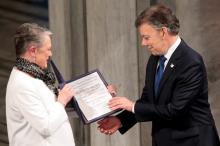 Nobel Peace Prize laureate Colombian President Juan Manuel Santos receives the medal and diploma from the Norwegian Nobel Committee member Berit Reiss-Andersen during the Peace Prize awarding ceremony at the City Hall in Oslo, Norway December 10, 2016. PHOTO BY REUTERS