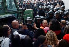 Scuffles break out as Spanish Civil Guard officers force their way through a crowd and into a polling station for the banned independence referendum where Catalan President Carles Puigdemont was supposed to vote in Sant Julia de Ramis, Spain, October 1, 2017. PHOTO BY REUTERS/Juan Medina