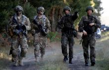 Poland's 6th Airborne Brigade soldiers (R) walk with U.S. 82nd Airborne Division soldiers during the NATO allies' Anakonda 16 exercise near Torun, Poland, June 7, 2016. PHOTO BY REUTERS/Kacper Pempel