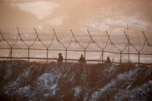 South Korean soldiers patrol along a barbed-wire fence near the demilitarized zone separating the two Koreas, in Paju, South Korea, December 21, 2017. PHOTO BY REUTERS/Kim Hong-Ji