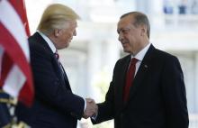 U.S President Donald Trump (L) welcomes Turkey's President Recep Tayyip Erdogan at the entrance to the West Wing of the White House in Washington, U.S., May 16, 2017. PHOTO BY REUTERS/Joshua Roberts