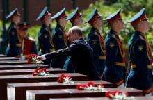 Russian President Vladimir Putin attends a wreath-laying ceremony marking the 75th anniversary of the Nazi German invasion, by the Kremlin walls in Moscow, Russia, June 22, 2016. PHOTO BY REUTERS/Grigory Dukor