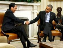 U.S. President Barack Obama (R) and Indonesia's President Joko Widodo (L) shake hands after their meeting in the Oval Office at the White House in Washington, October 26, 2015. PHOTO BY REUTERS/Jonathan Ernst