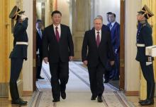 Russian President Vladimir Putin (R) and his Chinese counterpart Xi Jinping walk past honour guards during a meeting at the Kremlin in Moscow, Russia, July 4, 2017. PHOTO BY REUTERS/Sputnik/Mikhail Klimentyev/Kremlin