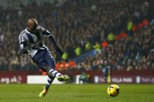West Bromwich Albion's Youssouf Mulumbu scores a goal against Aston Villa during their English Premier League soccer match at Villa Park in Birmingham, central England, January 29, 2014. PHOTO BY REUTERS/Darren Staples
