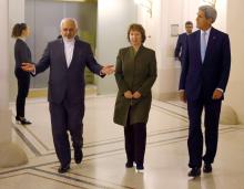 U.S. Secretary of State John Kerry (R), Iranian Foreign Minister Javad Zarif (L) and EU envoy Catherine Ashton arrive for a meeting in Vienna, November 20, 2014. PHOTO BY REUTERS/Leonhard Foeger