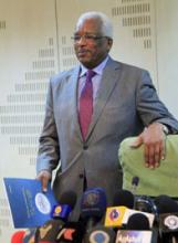 Sudanese Central Bank Governor Mohamed Kheir al-Zubeir arrives to hold a news conference at the Central Bank headquarters in Khartoum, July 16, 2011. PHOTO BY REUTERS/Mohamed Nureldin Abdallah
