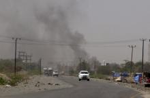 Smoke rises from a government building in al-Houta, the provincial capital of Yemen's southern Lahej province March 21, 2015. REUTERS/Stringer